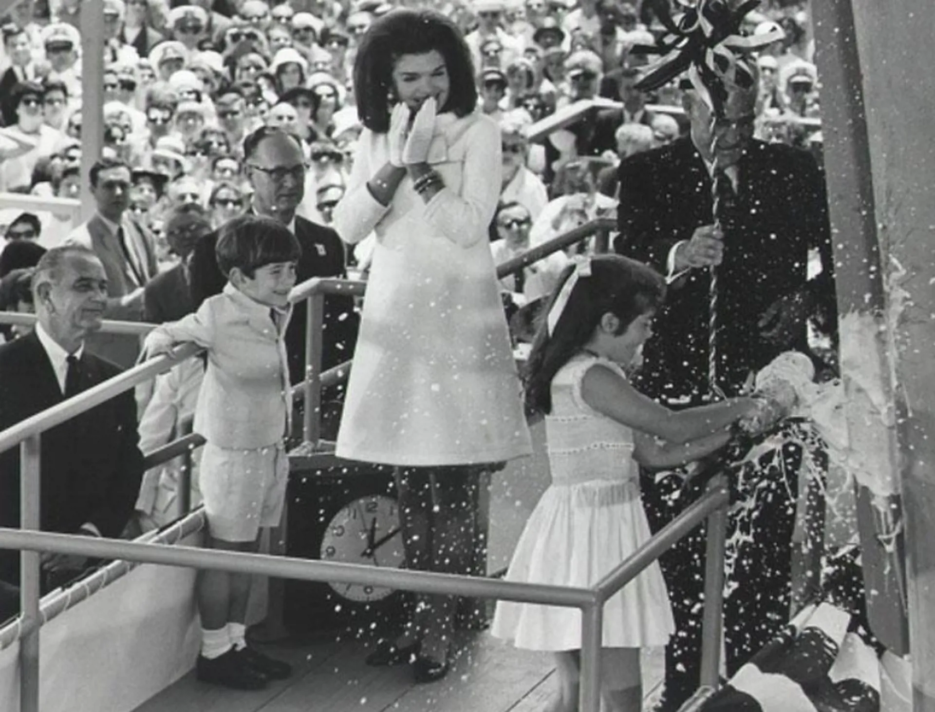 Young Caroline Linda Ermen@2X